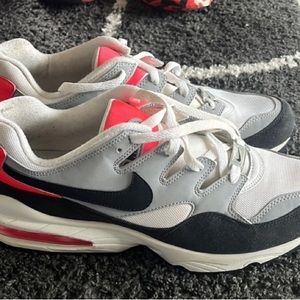 Nike Air Max Sneakers. Mens Size 10.5. Barely worn & kept in excellent condition